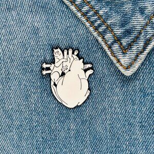😻Cat Heart Pin Enamel Lapel Dark Punk White Black Cats Lovers Animal Broch New